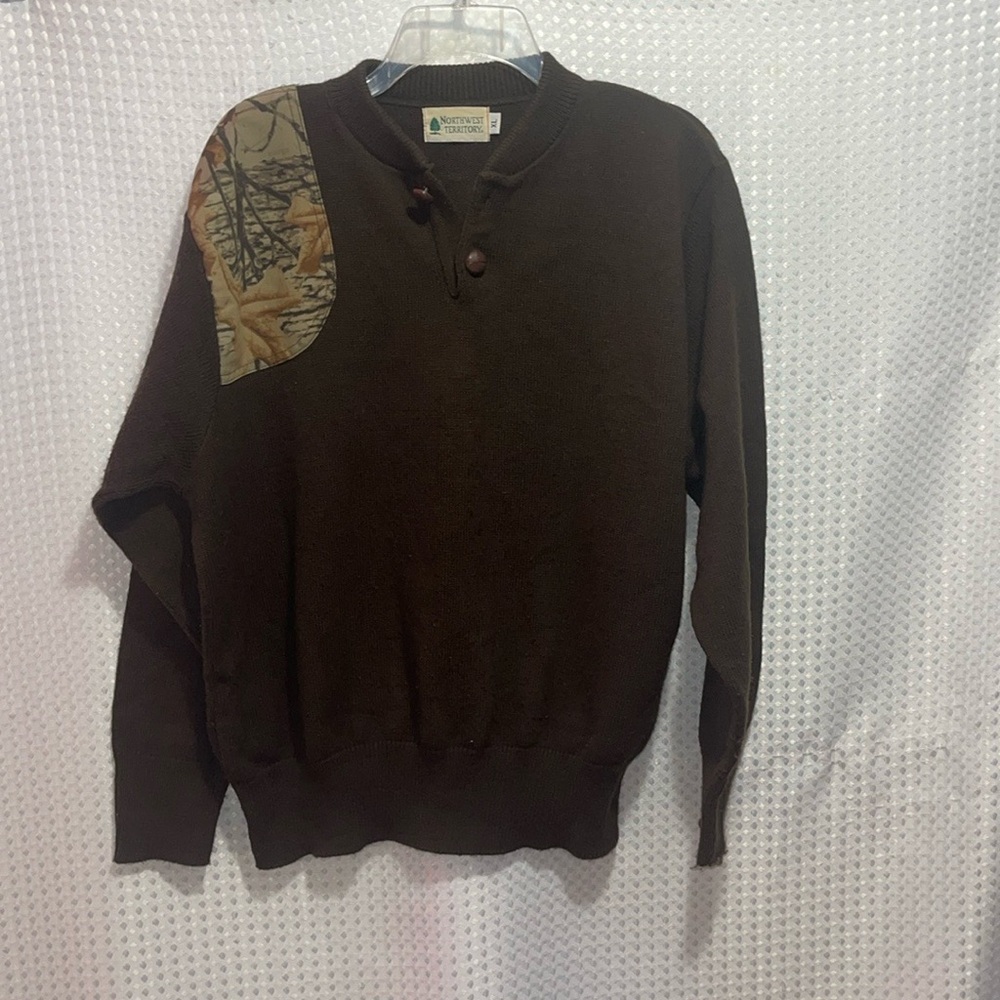 Vintage Northwest territory sweater. Features a rifleman's patch.